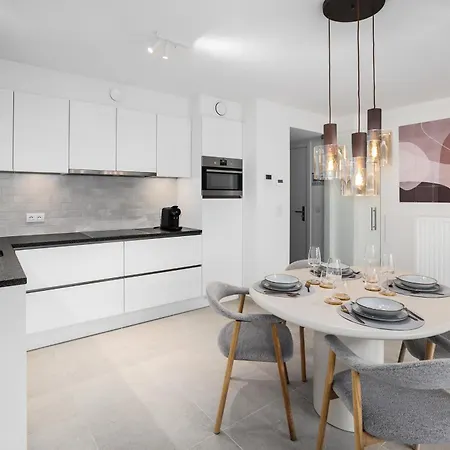 - - Modern, Design En Warm App 4p Apartment